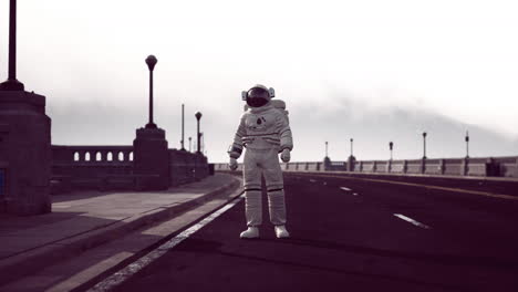 Astronaut-Geht-Mitten-Auf-Einer-Straße